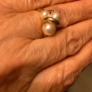 Vintage gold tone 3 pearl ring